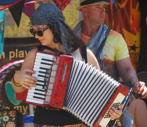 accordian-player-at-Woodford