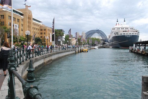 QM2 in Sydney